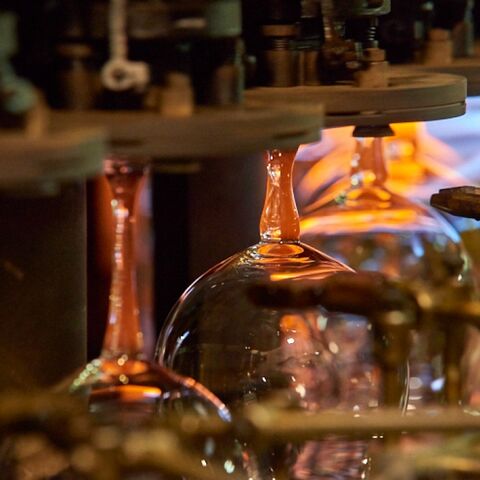 Quel est le verre soufflé de la machine? Soufflage machine et soufflage manuel du verre, lequel de mieux?