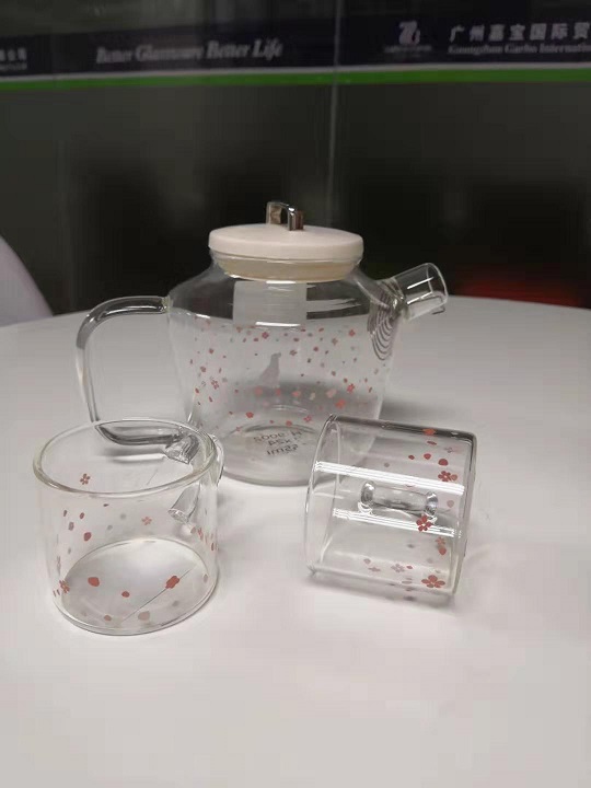 В последнее время популярна стеклянная посуда с дизайном Sakura.