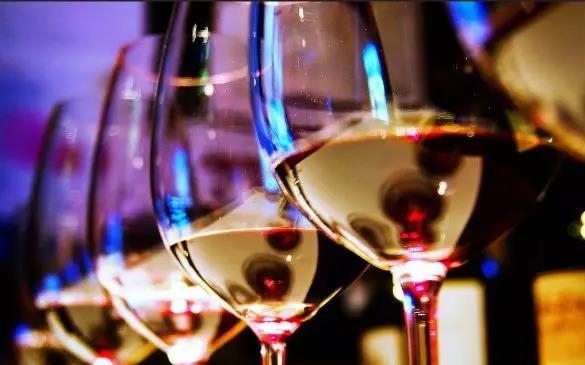 Savez-vous quels verres à vin sont disponibles pour différents vins? Cid = 3