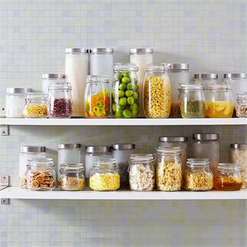 Glass storage jar makes life clean and comfortable