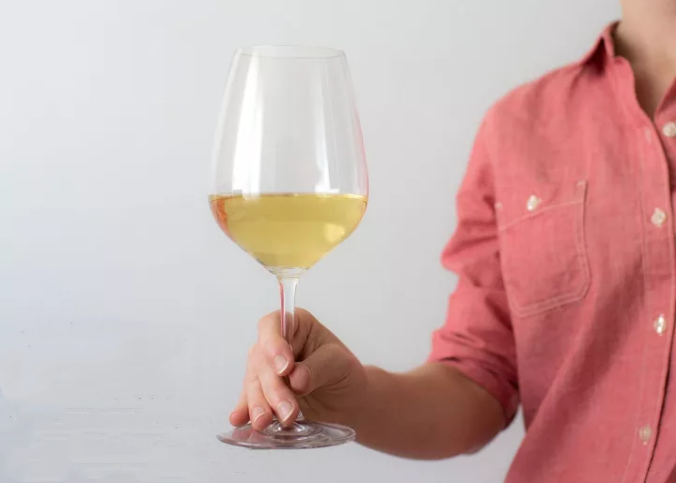 ワイングラスを正しく保持する方法