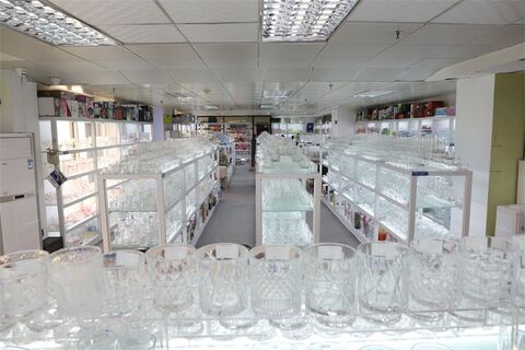 salle d'exposition de tasses en verre gravé