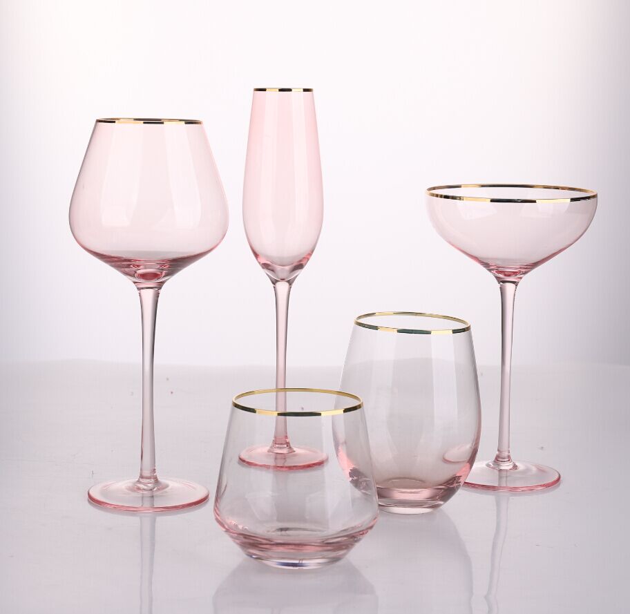 Beau verre à vin rose