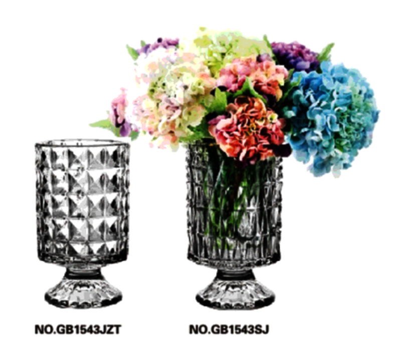 These glass vase can meet all requirements for decoration