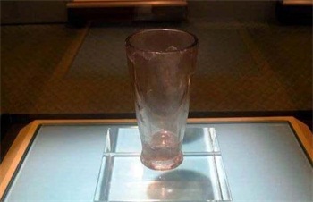 古典的なガラスの飲用カップ