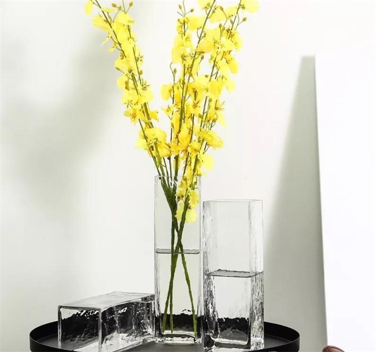 ガラスの花瓶に花を配置するためのヒント