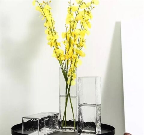 Tips for arranging flowers in glass vases