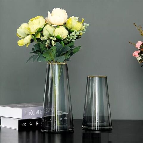 Tips for arranging flowers in glass vases