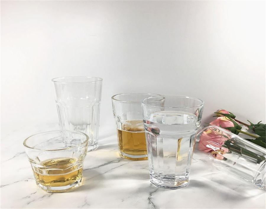 Tasse en verre, tasse en céramique, tasse en plastique, qui est le plus sain pour boire de l'eau?