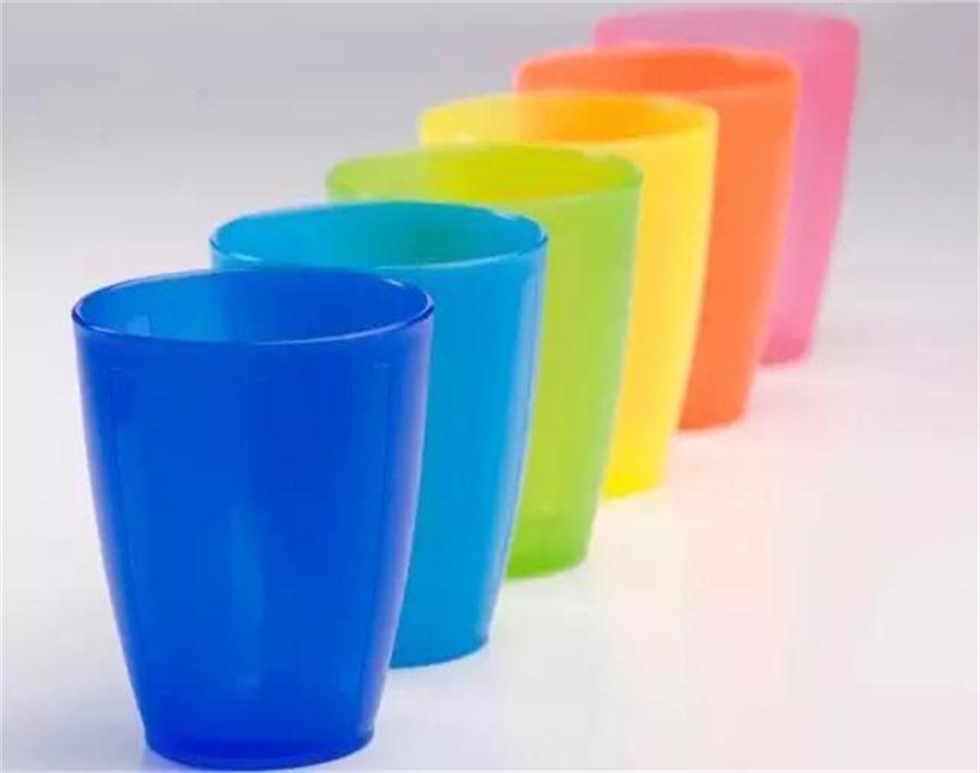 Glass cup,ceramic cup, plastic cup, Which is healthier to drink water?