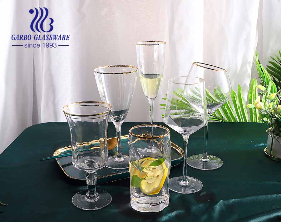 Ensemble de verres et gobelets en verre de luxe à bord doré haut de gamme pour l'heure du dîner