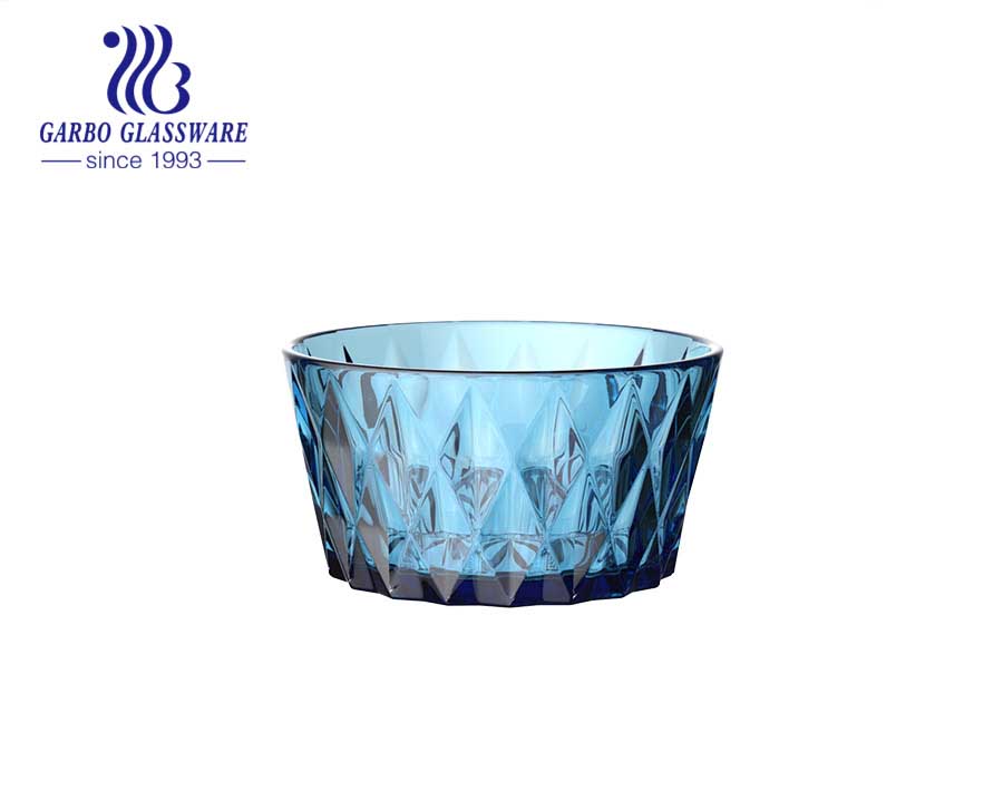 Dunkelblaue einfarbige Glasschale mit Diamantmuster aus Glas im Esstisch