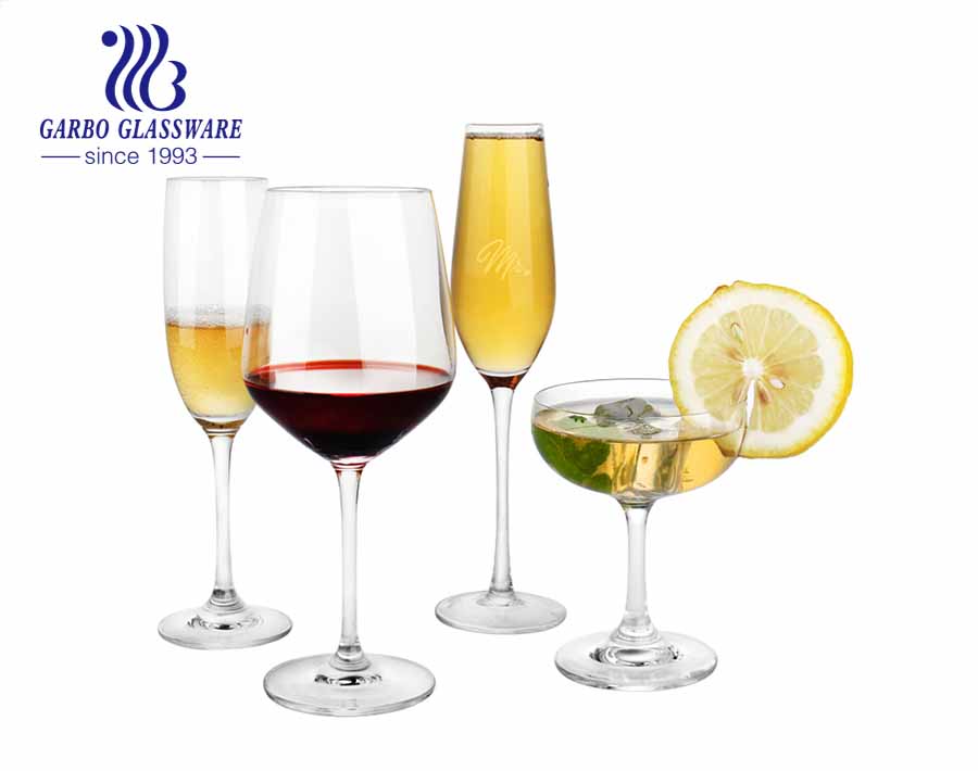 Taças de vinho com conjunto completo de lentes cristalinas alto branco material adequado para casamento