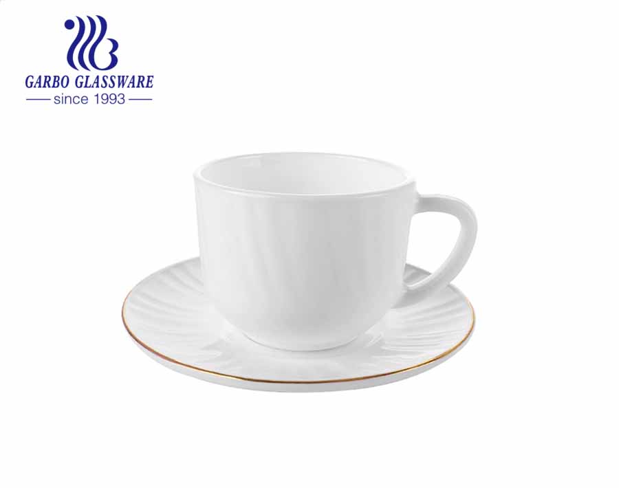 Nouveaux modèles ondulés ensembles de tasses et soucoupes en verre opale trempé blanc avec bordure dorée