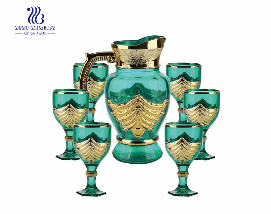 Weintrinkkrug des Weinlesegrünglases gesetzt mit goldenem Musterentwurf im afrikanischen Stil