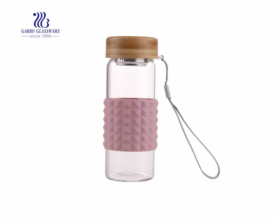 Botella deportiva al aire libre sin plomo de 320 ml botella de agua de manga de silicona sin plomo de vidrio de borosilicato con tapa de bambú