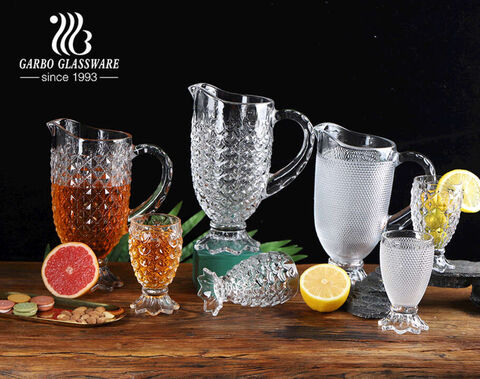 Set di caraffe per acqua in vetro da 7 pezzi serie high-white star all'ingrosso con tazze di vetro con piedini con design post-processione personalizzato