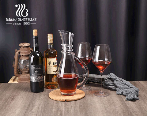 Decanter per vino in vetro da bar di alta qualità fatto a mano con design a spirale sul collo con calice