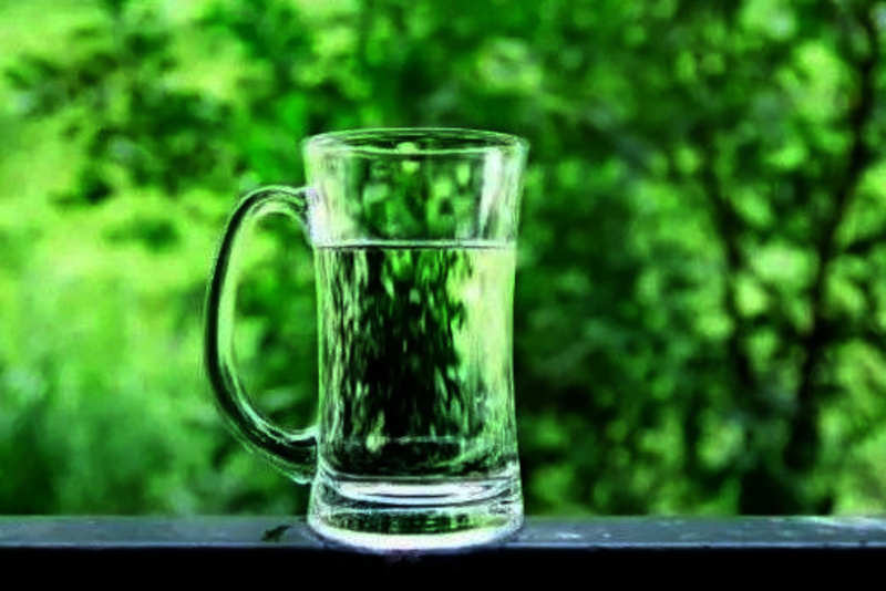 ハンドル付きの美しいガラスのマグカップを毎日使用