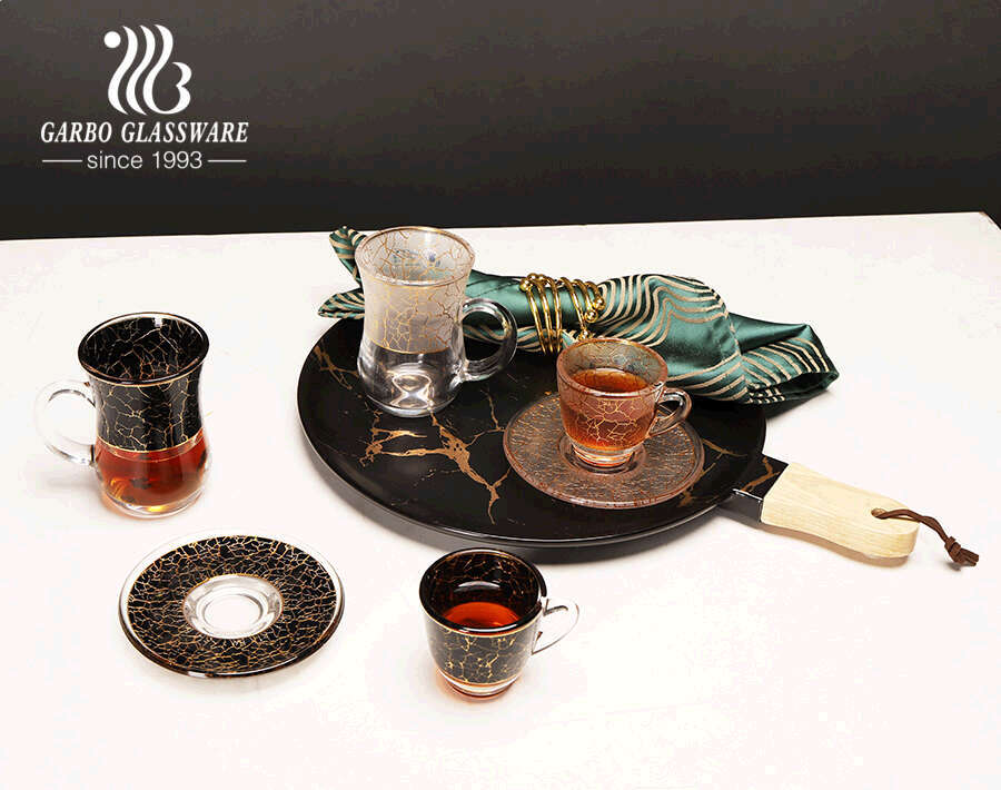 Luxuriöser Glasbecher im königlichen Stil für türkischen Teekaffee mit individuellem Aufkleber-Design, goldenem Rand, Untertassen-Set