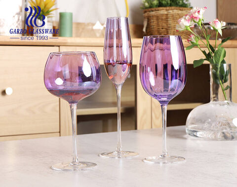 Hochweißes, handgefertigtes, mundgeblasenes, kundenspezifisches lila Ionenplattierungsglas, Stielglas, Champagnerflöte, Weintrinkglas