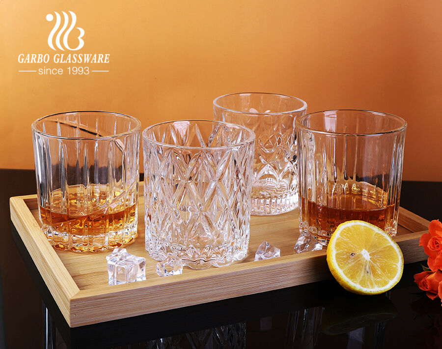 Hochweißer Whisky-Weinbecher aus altmodischem geprägtem Glas für den Einsatz in der Bar
