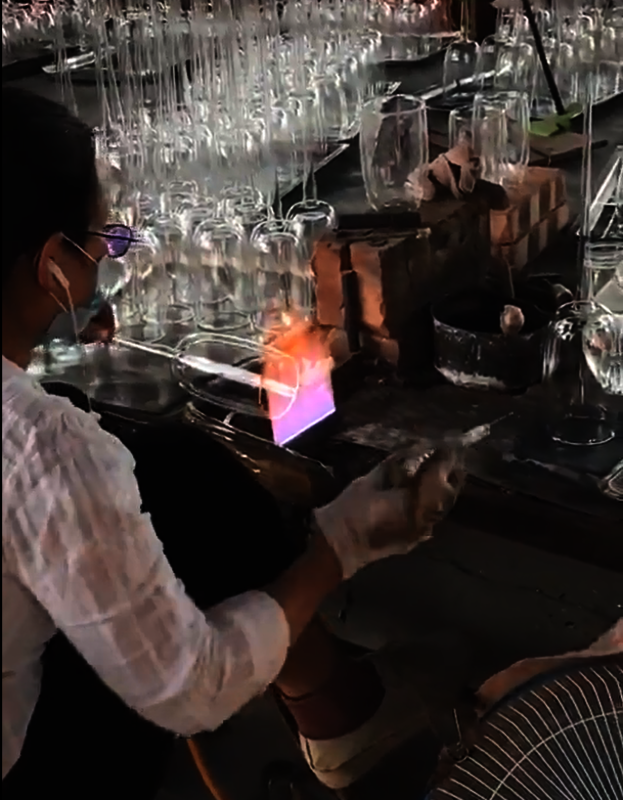 Comment produisons-nous des gobelets en verre soufflé à la machine