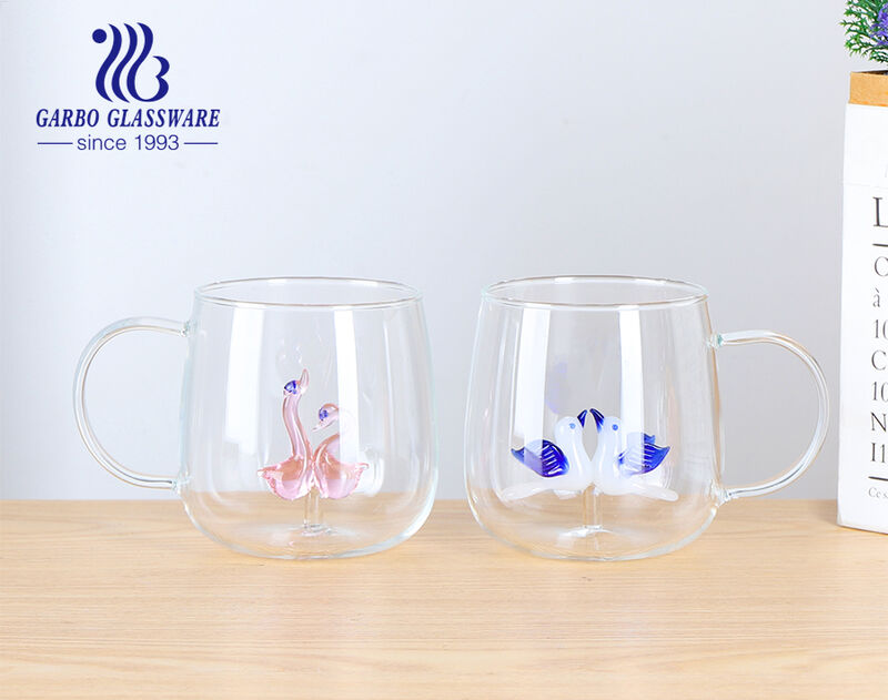 Tasse en verre à paroi unique à haute teneur en borosilicate avec motif personnalisé en plastique à poignée colorée à l'intérieur