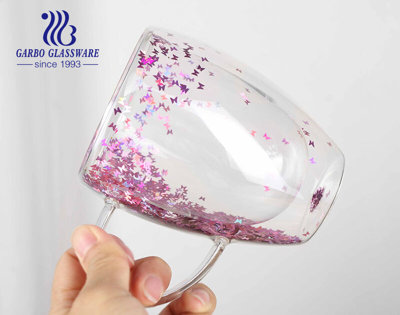 Garbo Glassware の二重壁ガラス カップ、プロモーション用の紙吹雪付き