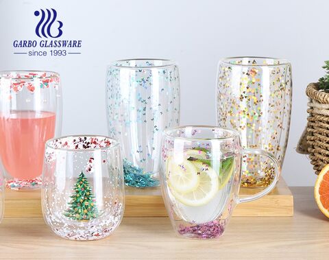 Garbo Glassware の二重壁ガラス カップ、プロモーション用の紙吹雪付き