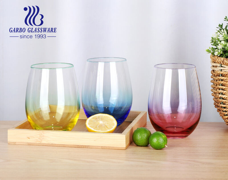 Copo de vidro colorido para suco de água sem haste com design clássico de venda quente