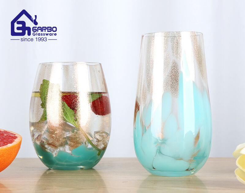 560 ml geblasenes Glas in Eiform mit Farbmalerei und funkelndem Dekor