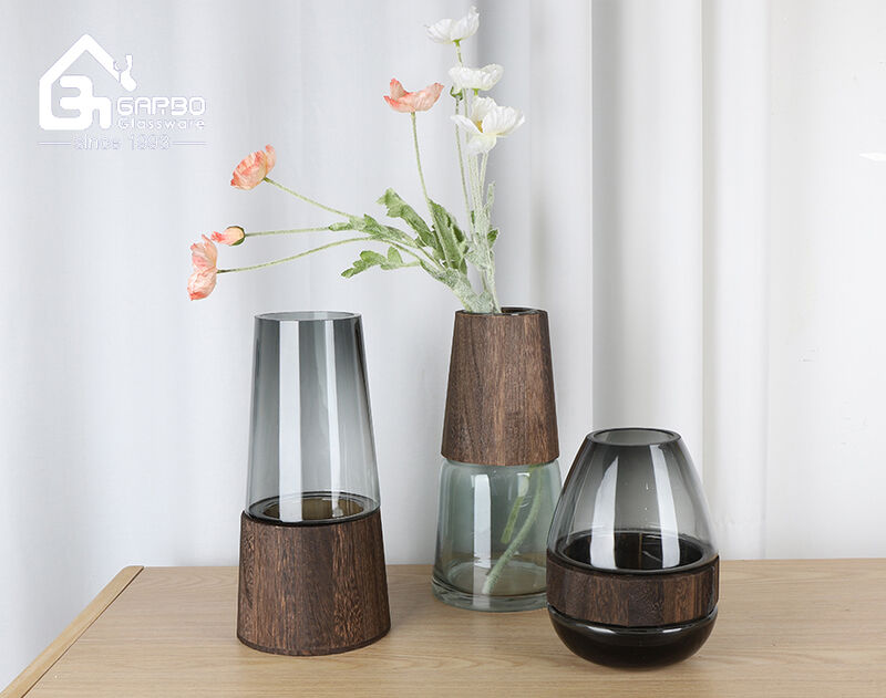 Fornecedor de vaso de flores de vidro feito à mão de luxo com decoração de madeira na China