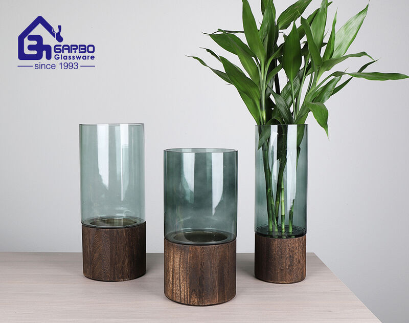 Vaso de vidro de flores de cor cinza com pulverização artesanal com parte de decoração em madeira