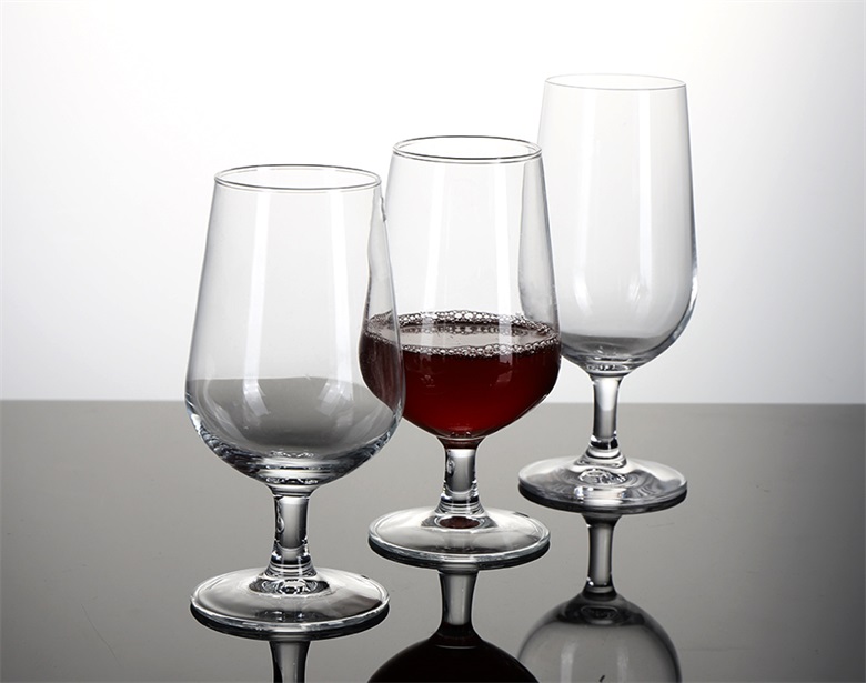 Do you know how to evaluate the transparency of a glass cup
