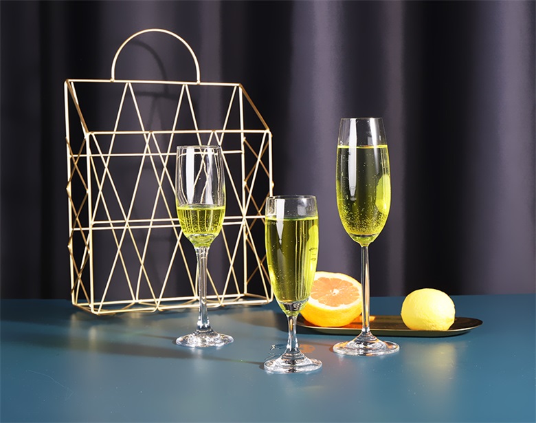 Do you know how to evaluate the transparency of a glass cup
