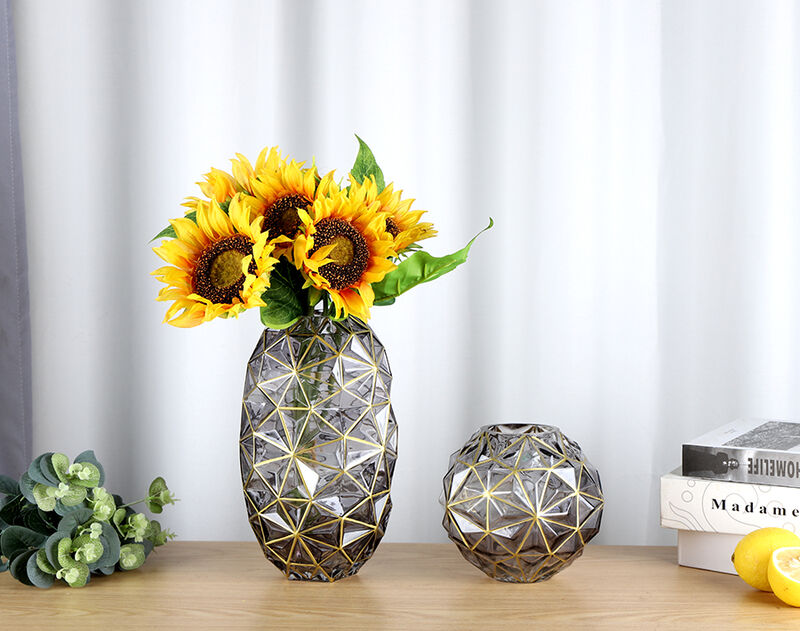 Creative Vases Catch the Eye And Brighten Up The Aesthetics of the Dining Table