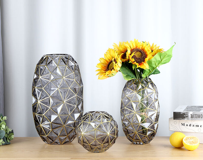 Creative Vases Catch the Eye And Brighten Up The Aesthetics of the Dining Table