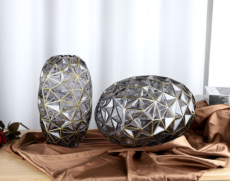 Creative Vases Catch the Eye And Brighten Up The Aesthetics of the Dining Table