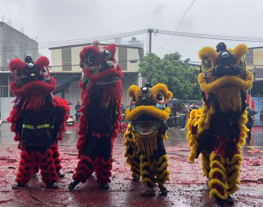 Lion Dance Bestowing Blessings: Greetings from Garbo flatware Factory Lion Dance Bestowing Blessings: Greetings from Garbo flatware Factory