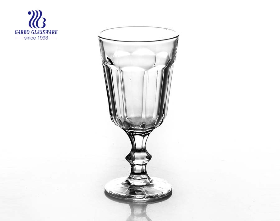 Copa de cristal de 5 oz con tallo para boda usando