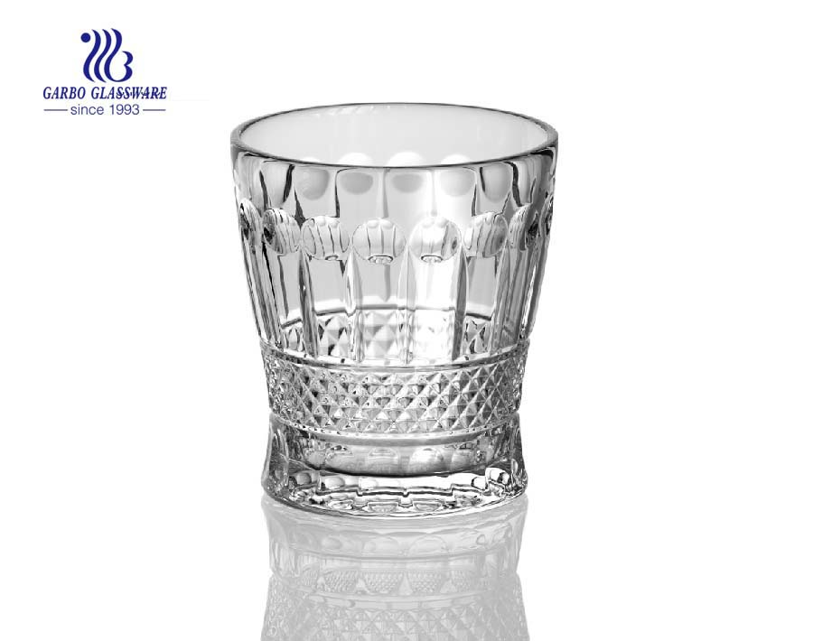 Gobelets en verre de whisky chauds avec de nouveaux designs