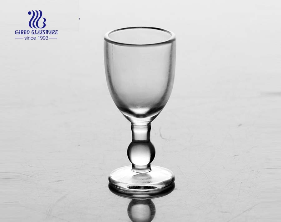 1.5 Unzen handgefertigtes Schnapsglas mit gehörtem Formdesign