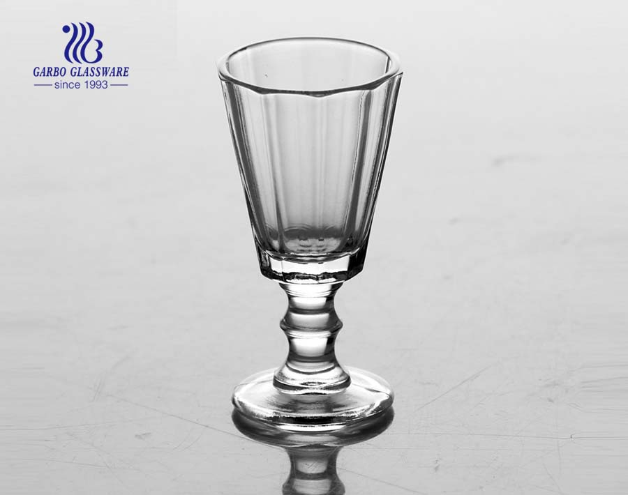 Verre à liqueur fait à la main de 1.5 oz avec un design de forme entendu