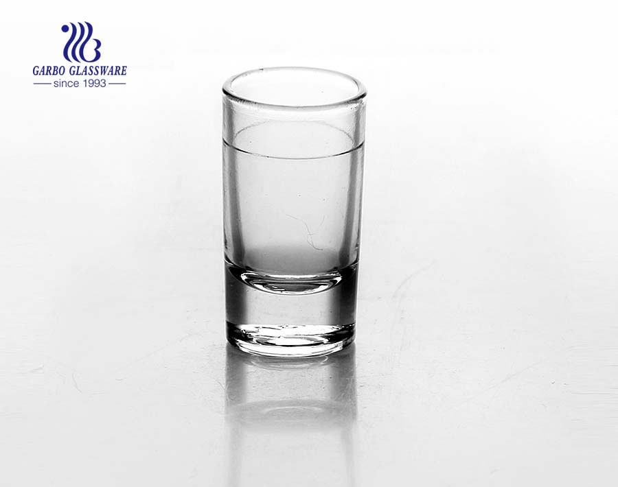 Vaso de chupito transparente de 2.5 oz de China para whisky de un proveedor profesional