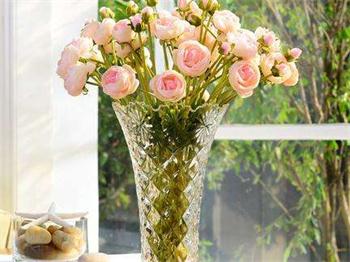 Does the glass vase need maintenance? How to maintain it?