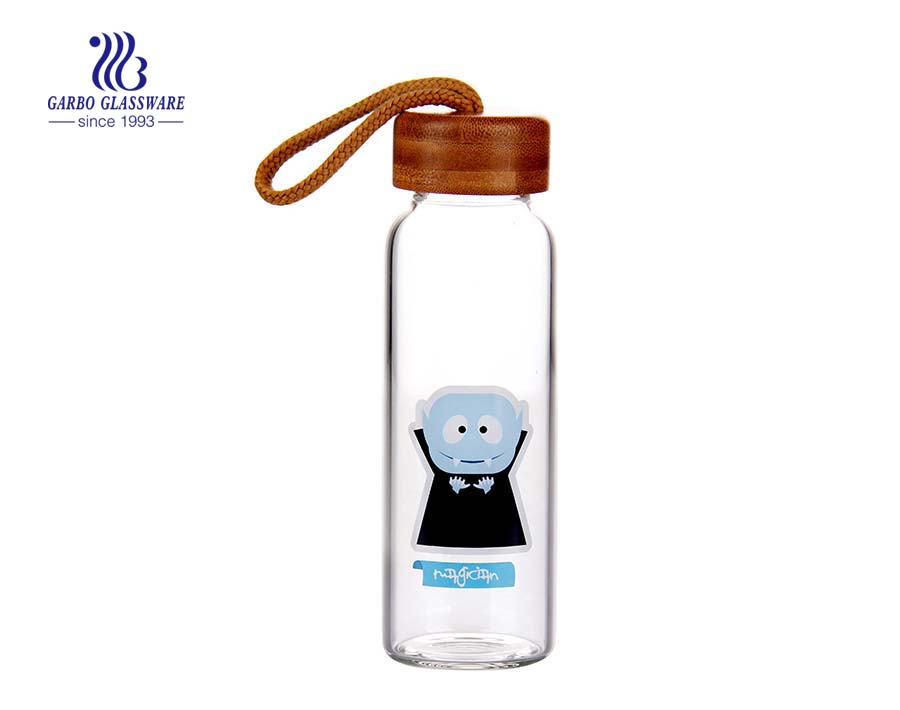 Fancy 840ml Diseño de dibujos animados Botella de agua de vidrio de borosilicato para deportes