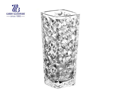 Hohe Vase aus klarem Glas für die Tischdekoration mit Blumen