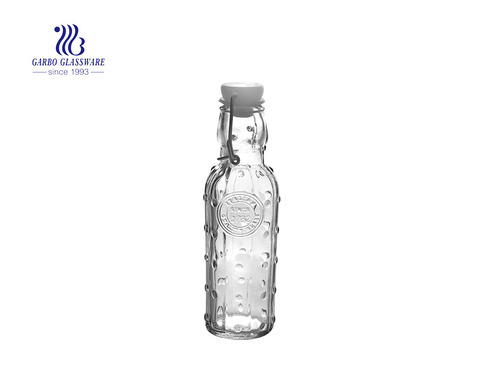 Bottiglia d'acqua in vetro trasparente con tappo