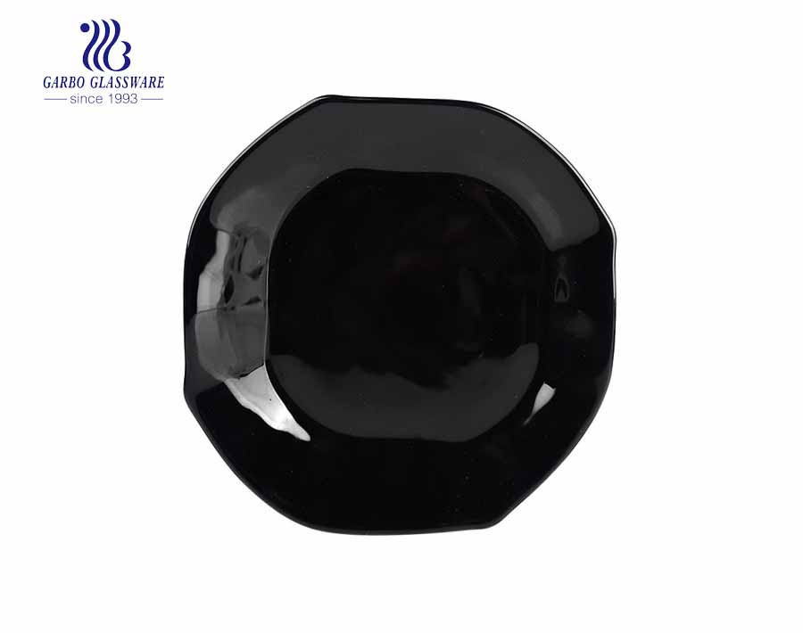 Piatto in vetro opale nero dal design speciale